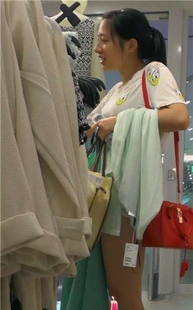 三角区坚挺饱满的翘臀马尾辫女孩买衣服！[760 MB]