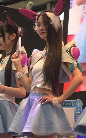 舞台上天生丽质的美腿小清新少女。