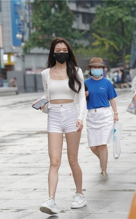 戴着口罩的小姐姐【套图+视频】