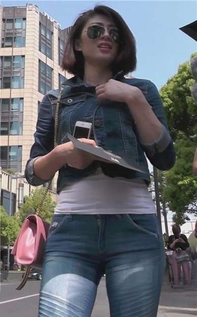 街拍颜值超高的短发墨镜紧身蓝牛美女姐姐 [500 MB]