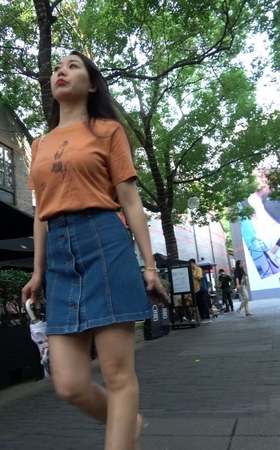 4K – 街拍牛仔裙高跟街拍美女 [548 MB/MP4]