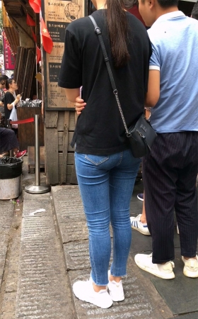 圆臀蓝色牛仔裤黑T恤学妹