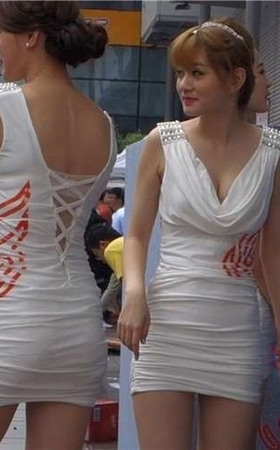 三位美腿包臀裙高跟鞋女神外面抽烟。
