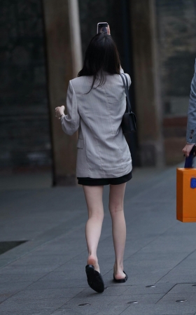 街拍西装外套美腿美眉 [17P]