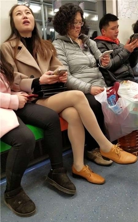 4K – 地铁上的漂亮肉丝袜美腿女孩