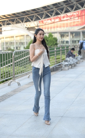 牛仔裤高挑靓丽