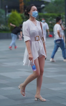 街拍白裙丝腿美眉 [15P]