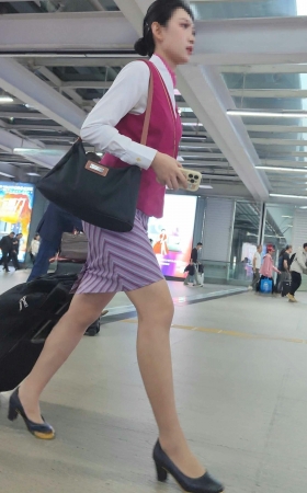 4K机场偶遇南航空姐肉丝美腿形象身材在线 4P