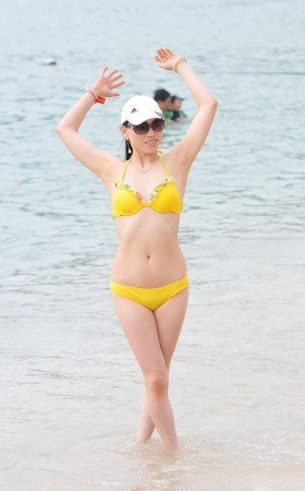 黄色比基尼  保持身材的中年美妇 [24P]