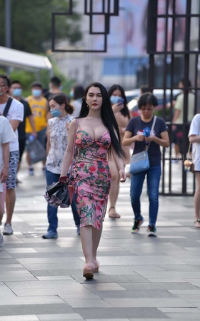 波涛汹涌的长裙美女 【套图+视频】 [10P]