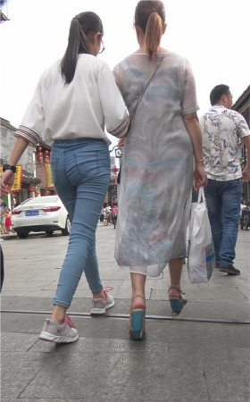 蓝色牛仔裤小萝莉