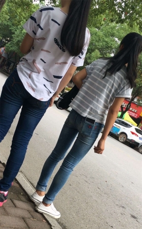 等公交车的紧身蓝牛清纯学生妹