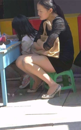 辅导孩子作业的美女丝足