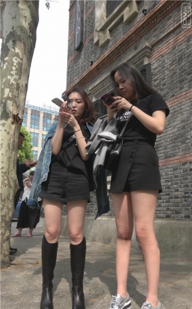 两个玩手机的小姐姐