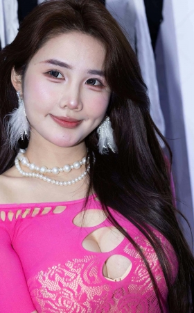LB837-103P上海袜交会-百万网红车模小思佳的美胸玉足 11P