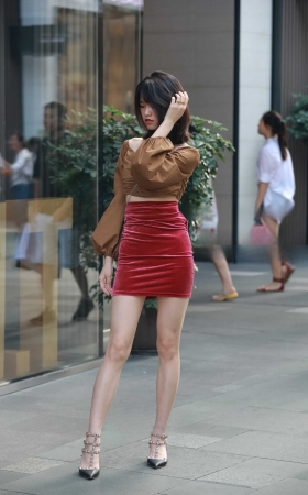 长腿性感红裙 勾勒迷人身材! [17P]
