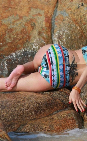 岩石上的美女多姿多彩 [28P]