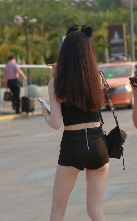 黄昏下的纤细美腿MM [17P]