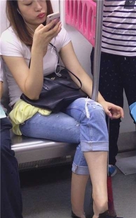 地铁上挑些功夫不错的妹子，人也漂亮。