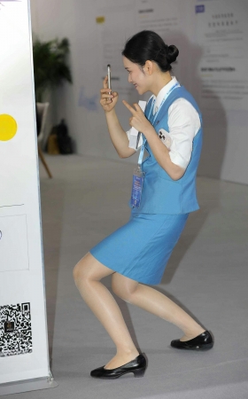 机场地勤轻熟韵味超薄肉丝制服美腿 10P