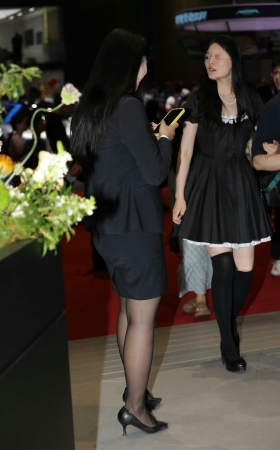 奔驰的几位黑色丝美女销售顾问 [19P]