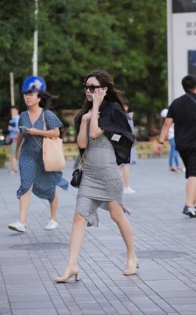 开叉包臀裙女子 [16P]