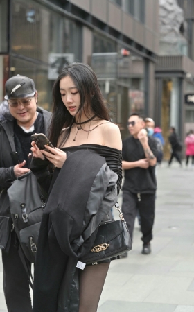 街拍超短裙黑色丝，长靴小姐姐 [19P]