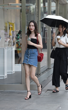 牛仔裙美女