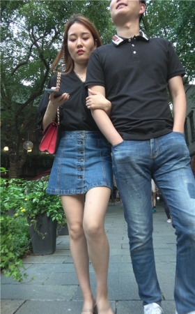 漂亮的牛仔裙美女小姐姐