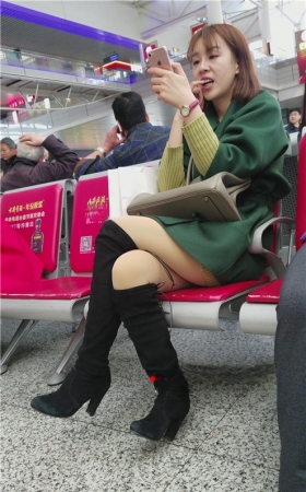 绿衣黑色长靴女孩
