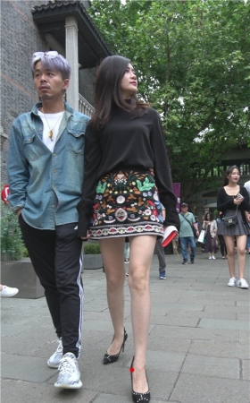 漂亮的花裙气质美女