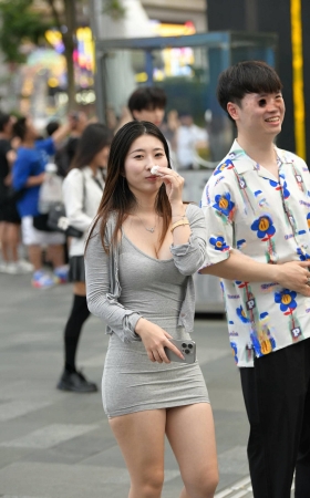 街拍微胖型超短裙女友 [20P]