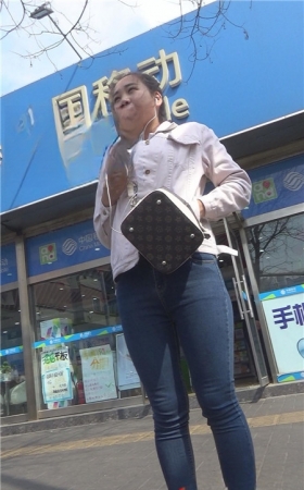 听歌的紧身牛仔小美女