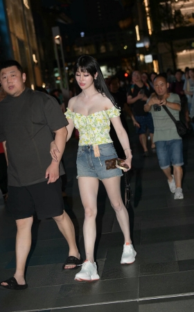 丰满白皙的热裤女友 [19P]