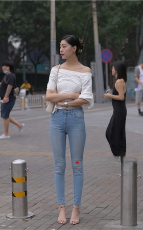 高挑的紧牛美女【套图+视频】