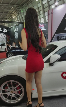 红色连体包臀裙车模小姐姐