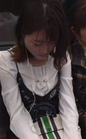 地铁上的黑丝袜美女睡着了