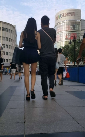 蓝色休闲短裤极品长腿漂亮美女和男友一起逛街
