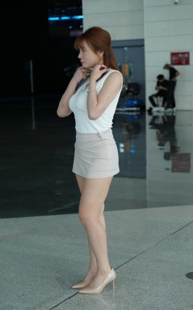 超短裙丰腴身材高跟美女 [18P]
