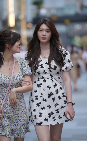 黑白连衣裙小姐姐 [17P]