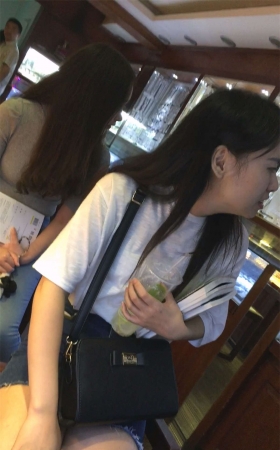 旅游逛街的牛仔美女