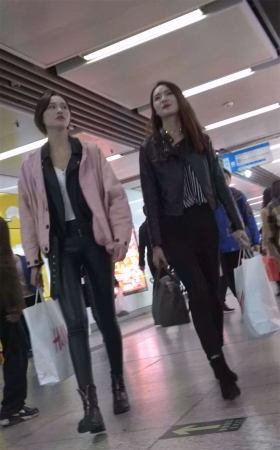 黑色皮裤粉色外套高挑美女