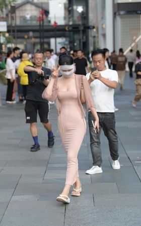 性感，凹凸有致的