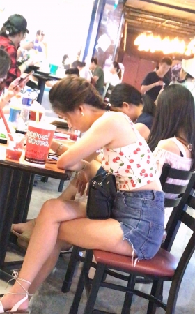 高腰牛仔热裤街拍短吊带美女