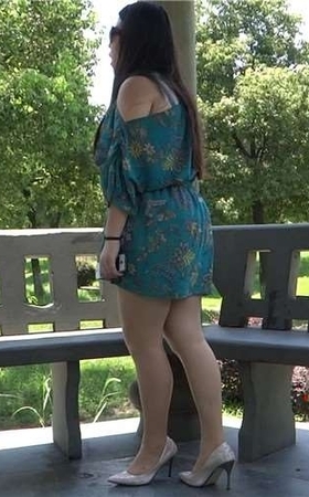 服装店兰兰的尖嘴细腿银色高跟鞋