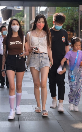 街拍长发美腿热裤美眉 [19P]