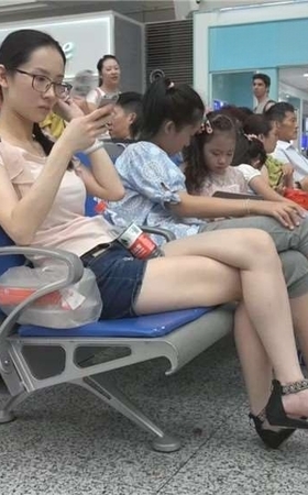 美腿热裤粉T恤美脚丫s妇 [431 MB/WMV]