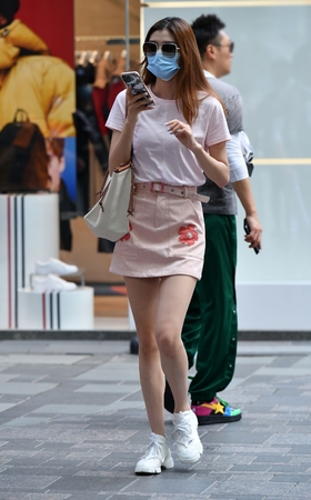 高挑长腿小美女