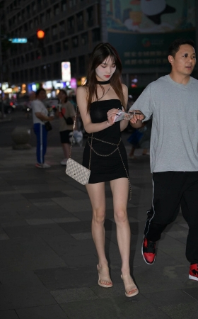 夜拍偶遇黑色抹胸短裙MM 【图片➕视频】 [20P]
