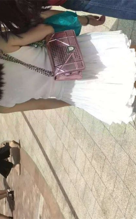 白色连衣裙气质美女